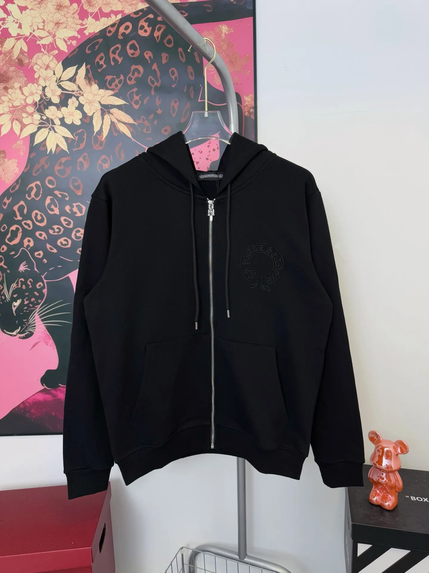 P310 Chrome Hearts Miami limited-edition horseshoe embroidered leather label hooded jacket, the same style at ChromeHearts counters. Made of 430g double-strand double yarn pure cotton terry fabric. The original custom hardware zippers are restored in place. The handle is very textured. Three-dimensional and atmospheric. Versatile and easy to wear in autumn. Simple and elegant. It adopts the os version. The upper body effect is great. Suitable for all body types. Soft and comfortable. CH Sanskrit embroidered letters on the front and large horseshoe Sanskrit leather label on the back. The small mark on the hem is the finishing touch. It is machine washable. It will not fade or deform. It has complete accessories. Original mold opening. Perfect restoration. ZP 2:1. Same style for men and women. Versatile and not picky. Size: s m l xl. Color: black